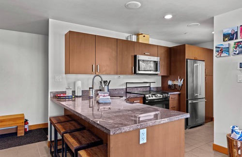 Sun Peaks Cabina | Apartamento moderno de 3 dormitorios en el centro del pueblo