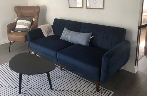 Des Moines Apartamento | Modern 3 Bedroom near downtown w yard
