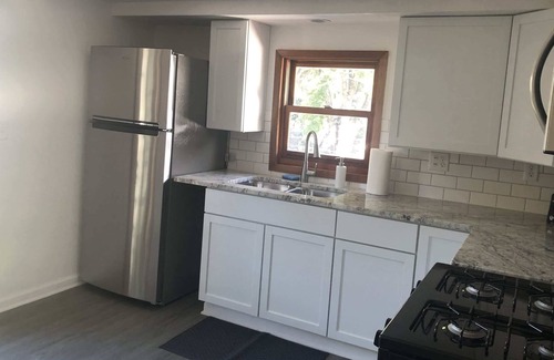 Des Moines Apartamento | Modern 3 Bedroom near downtown w yard