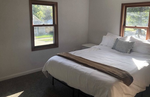 Des Moines Apartamento | Modern 3 Bedroom near downtown w yard