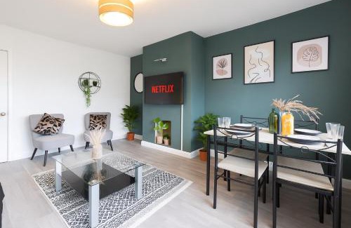 Chapeltown Casa | Modern 3 Bedroom Property 6 Beds Pet Friendly with Parking