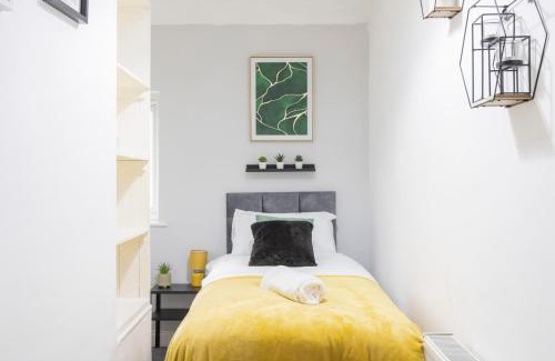 Chapeltown Casa | Modern 3 Bedroom Property 6 Beds Pet Friendly with Parking