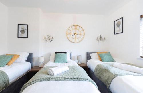 Chapeltown Casa | Modern 3 Bedroom Property 6 Beds Pet Friendly with Parking