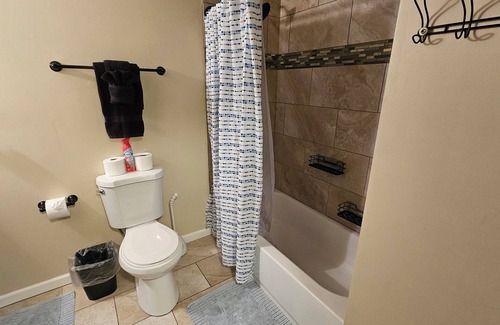 Howland Corners Casa | Modern 3-Bedroom Retreat in Howland - WiFi, Office & Fitness Space