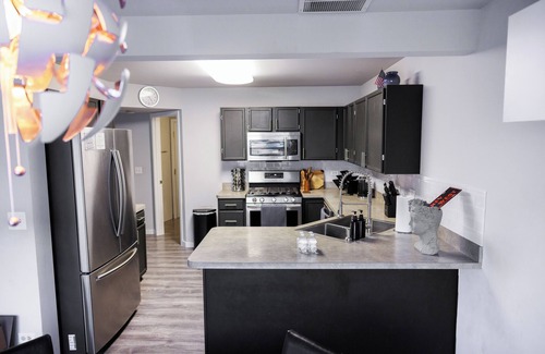 Joliet Casa | Modern 3-Bedroom Townhome with Full Amenities – Your Home Away from Home!