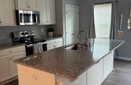 Brooklyn Park Casa | Modern 3-Bedroom Townhome 10 Mins from BWI, 11 Mins to Ravens & Orioles Stadiums