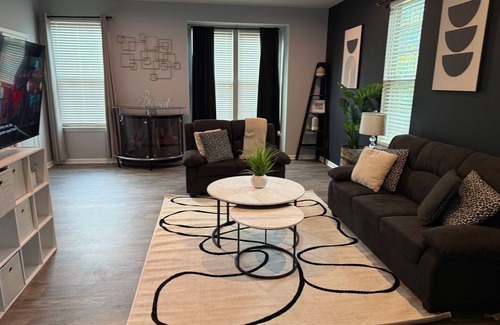 Brooklyn Park Casa | Modern 3-Bedroom Townhome 10 Mins from BWI, 11 Mins to Ravens & Orioles Stadiums
