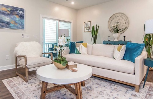 Durham Casa | Modern 3 bedroom townhouse with community full of amenities.