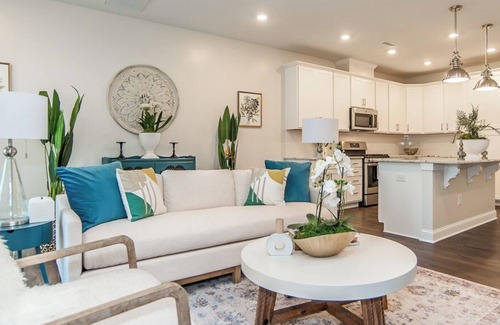 Durham Casa | Modern 3 bedroom townhouse with community full of amenities.
