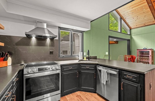 West Jefferson Casa | Modern 3-bedroom house with EV Charger in West Jefferson