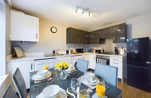 Willenhall Casa | Modern 3 Bedroom Willenhall House, Free Private Parking, Wifi, Netflix