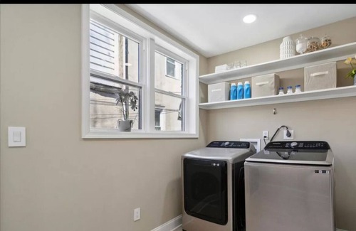 South Philadelphia Casa | Modern 3 BR & 2.5 Bath in So Philly near stadiums, must be 25yr,
