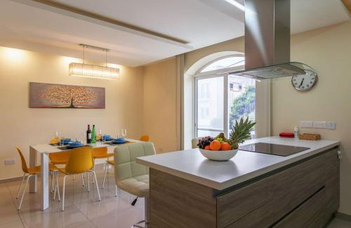 Swieqi Apartamento | Modern 3 BR Apartment close to Paceville and Beach
