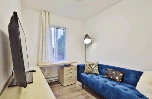 Cote-Saint-Paul Apartamento | Modern 3-BR Home Free Parking Monthly Stay Welcome