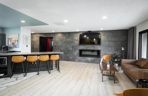 Lawrence Casa | Modern 3 BR home w hot tub movie room dog park