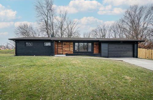 Lawrence Casa | Modern 3 BR home w hot tub movie room dog park