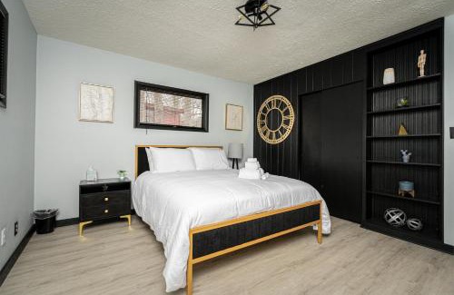 Lawrence Casa | Modern 3 BR home w hot tub movie room dog park