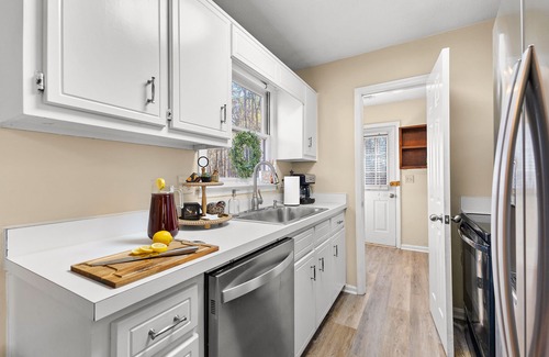 Senoia Casa | Modern 3 King beds + Rocking Chair Front Porch & Back Patio. Near downtown!