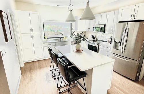 Arnolds Park Condominio | Modern 3-Story Condo Across from Arnold’s Park – Walk to Fun, Lake, & Dining!