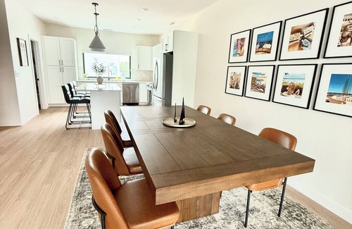 Arnolds Park Condominio | Modern 3-Story Condo Across from Arnold’s Park – Walk to Fun, Lake, & Dining!