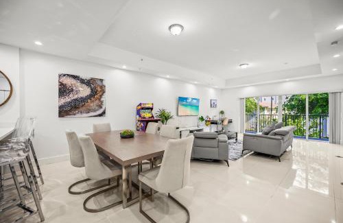Downtown Hollywood Apartamento | Modern 3 Story Town Home w/Rooftop Jacuzzi