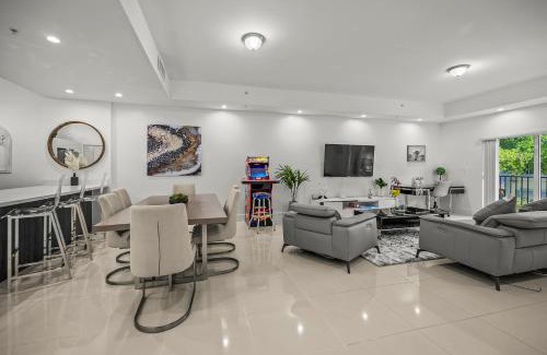 Downtown Hollywood Apartamento | Modern 3 Story Town Home w/Rooftop Jacuzzi