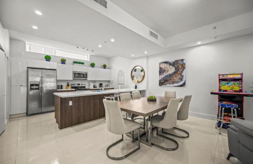Downtown Hollywood Apartamento | Modern 3 Story Town Home w/Rooftop Jacuzzi