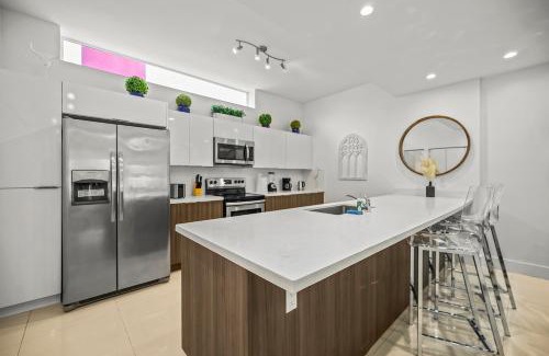 Downtown Hollywood Apartamento | Modern 3 Story Town Home w/Rooftop Jacuzzi