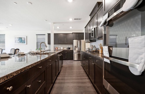 Sun City Casa | Modern 3000 sqft 5BR/3.5BTH, Gated Yard, Garage