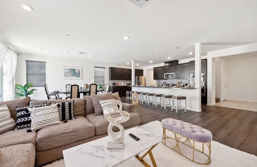 Sun City Casa | Modern 3000 sqft 5BR/3.5BTH, Gated Yard, Garage