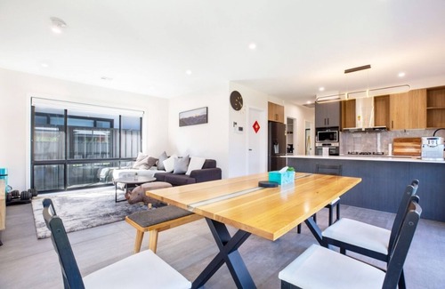 Throsby Casa | Modern 3B house, pet friendly close nature reserve