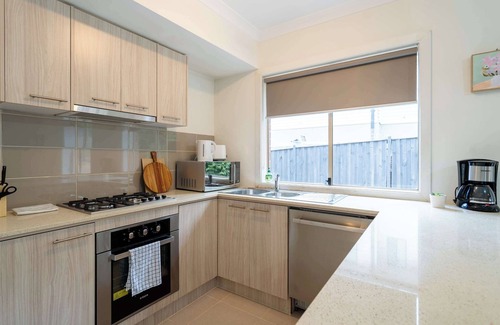 Doreen Casa | Modern 3B2B1C Home in Doreen
