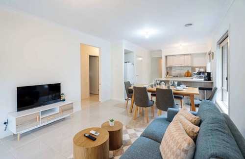 Doreen Casa | Modern 3B2B1C Home in Doreen