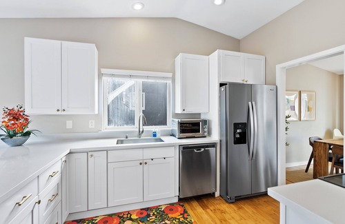 Phinney Ridge Casa | Modern 3BD house in walkable Ballard, family and dog-friendly, A/C, fenced yard