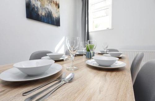 Skewen Apartamento | Modern 3Bed, Wi-Fi, Dining for 6