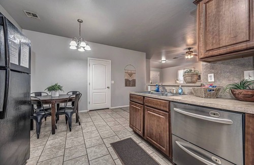Oklahoma City Apartamento | Modern 3BR/2BA Near Tinker AFB & OKC!