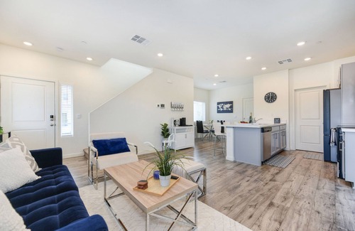 Roseville Casa | Modern 3BR/2BA Perfect for Longer Stays