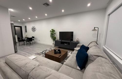 The Roads Casa | Modern 3BR-3 Bath Home near Calle 8 & Brickell 1GB Wi-Fi Speed