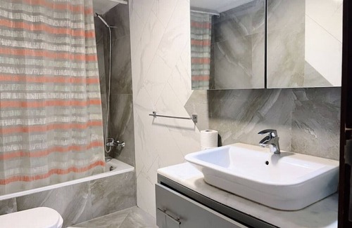 Achrafieh Apartamento | Modern 3BR Apt next to Hotel Dieu 24/7 Power