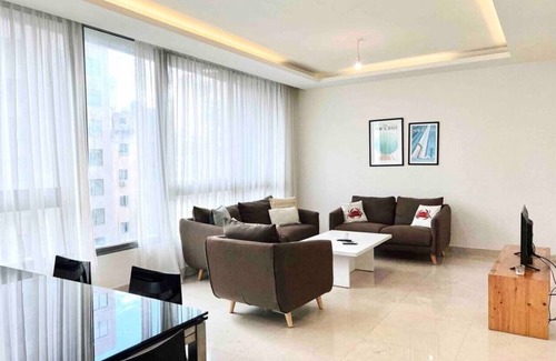 Achrafieh Apartamento | Modern 3BR Apt next to Hotel Dieu 24/7 Power