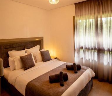 Menara Apartamento | Modern 3BR Apartment with Pool & Golf Views