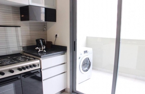 Achrafieh Apartamento | Modern 3BR Apt next to Hotel Dieu 24/7 Power