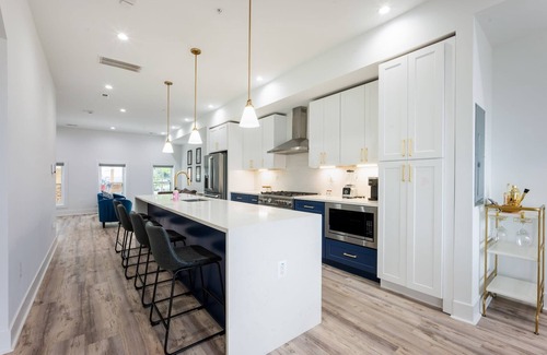 Petworth Apartamento | Modern 3BR Condo, Rooftop & Downtown Views