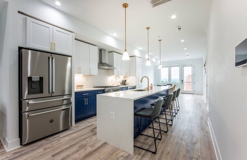 Petworth Apartamento | Modern 3BR Condo, Rooftop & Downtown Views