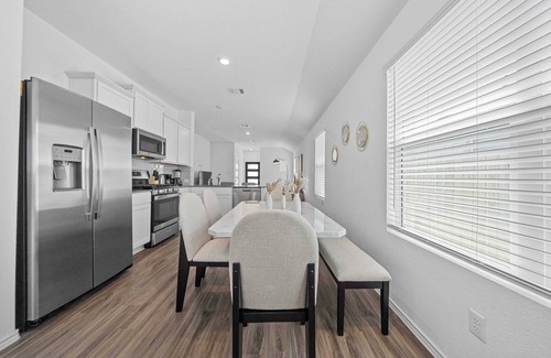 Hutto Casa | Modern 3BR Cottage-Private Yard-30+ Day Stay in Hutto #42147