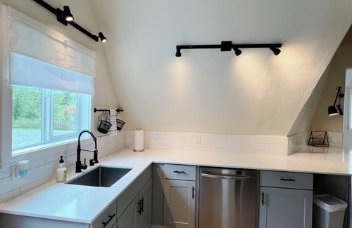 Eatonville Apartamento | Modern 3BR Dome away from Home w/Hot Tub, Fire Pit ~ 22 mi to Mt. Rainier