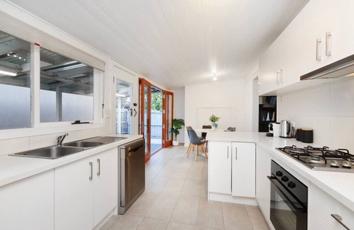 Maidstone Casa | Modern 3BR Family Home in Melbourne | Spacious Backyard, Free Parking, Private Tennis Court, Near Highpoint & 20 Mins to CBD
