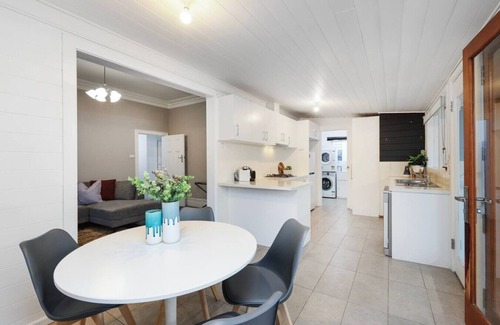 Maidstone Casa | Modern 3BR Family Home in Melbourne | Spacious Backyard, Free Parking, Private Tennis Court, Near Highpoint & 20 Mins to CBD