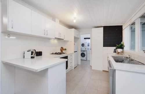 Maidstone Casa | Modern 3BR Family Home in Melbourne | Spacious Backyard, Free Parking, Private Tennis Court, Near Highpoint & 20 Mins to CBD