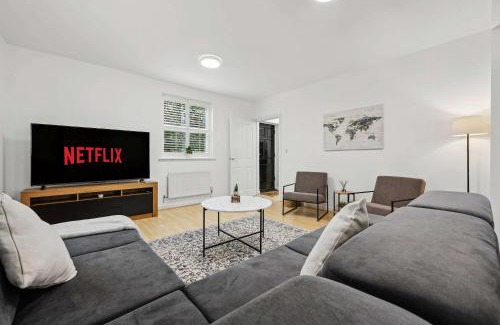 Birmingham Casa | Modern 3BR Home in 2 Nether Hall Near M6 J7 with Hot Tub, Smart TV and Free Parking